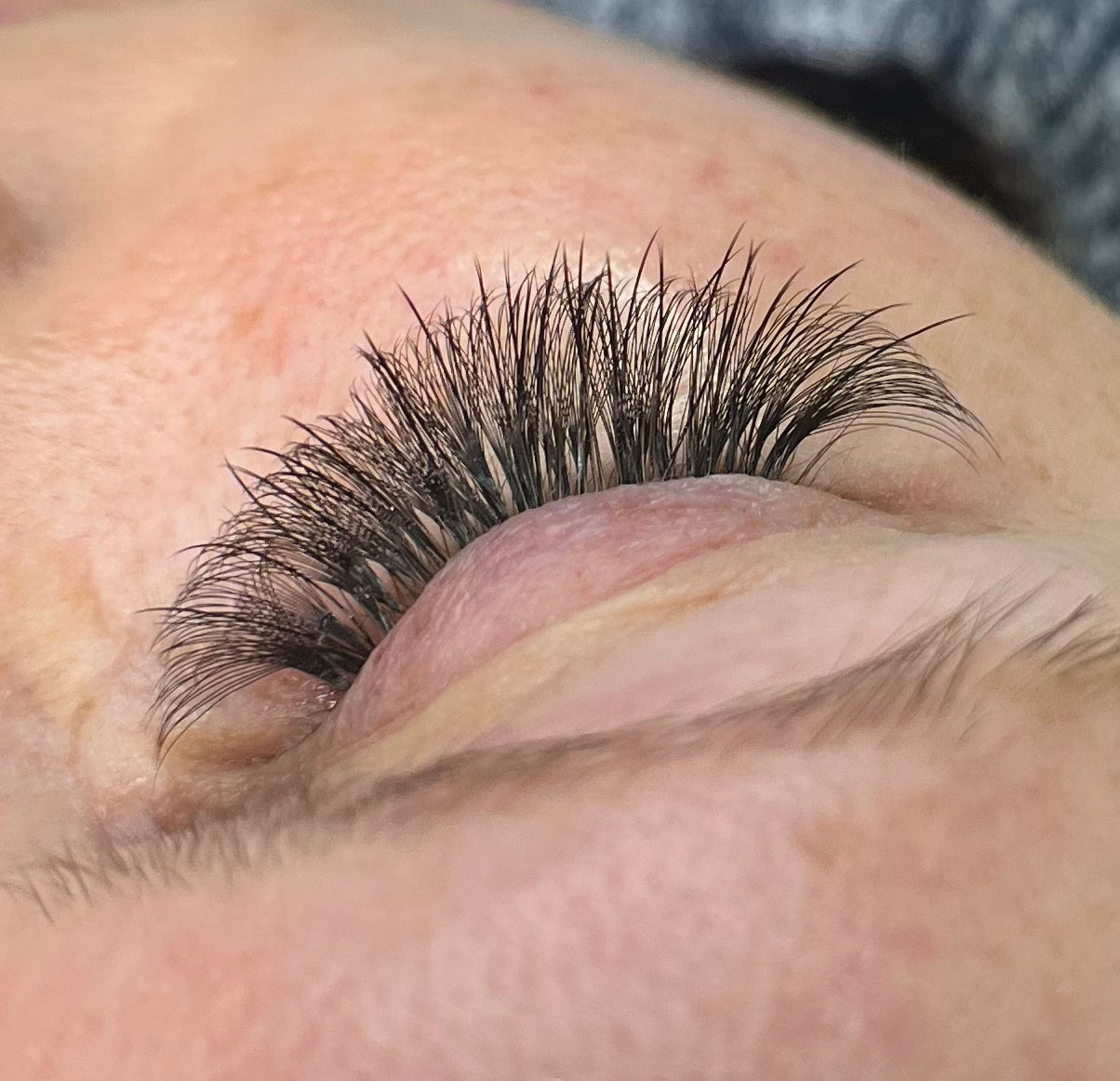 Hybrid Honey Eyelash Extensions